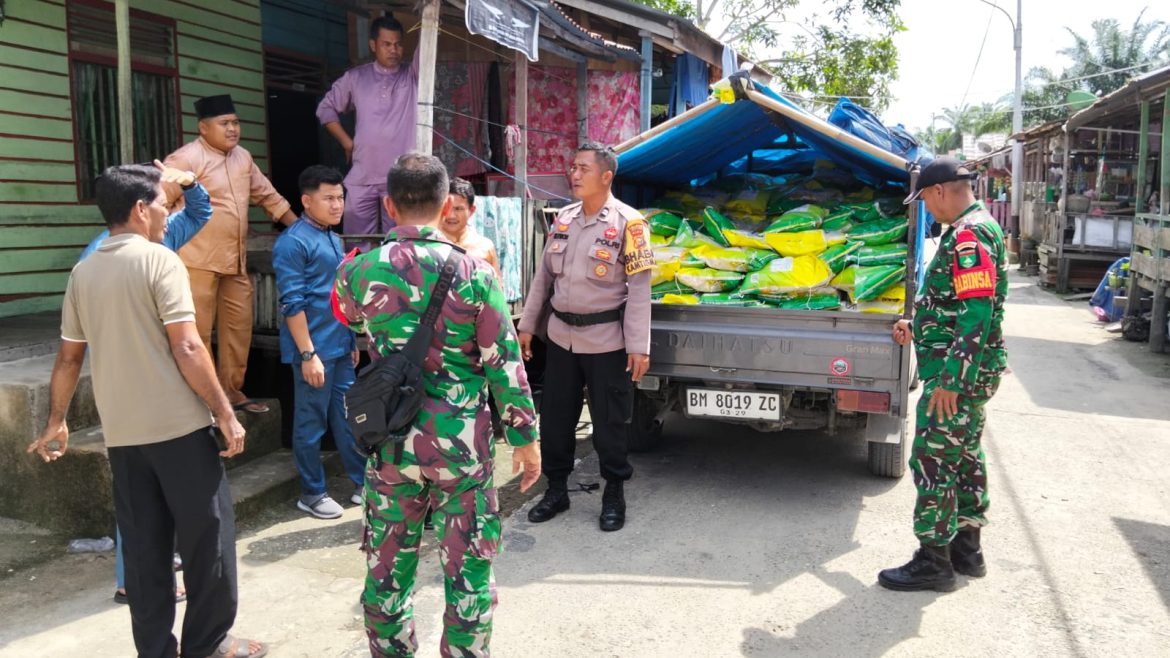 Polsek Tanah Putih Salurkan 9 Ton Beras Murah Bersama Bulog Dumai, Warga Ujung Tanjung