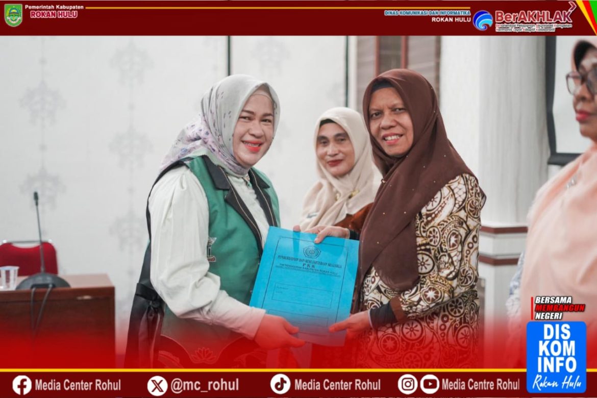 *Ketua TP PKK Rokan Hulu Serahkan SK Pengurus dan Gelar Raker Penyusunan Program 2026*