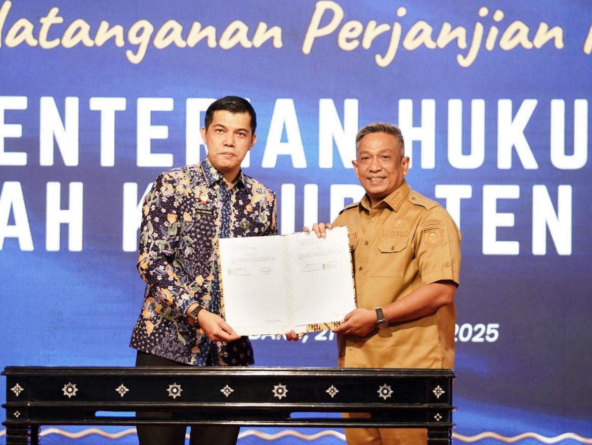 *Komitmen untuk Keadilan, Bupati Rokan Hulu Terima Penghargaan dari Kemenkumham RI*