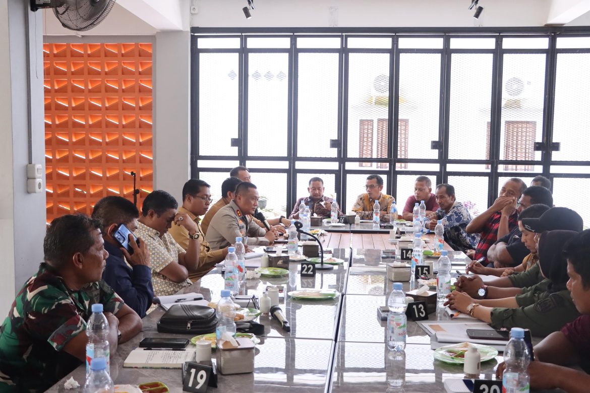 Kapolres Rohil Mediasi Konflik Lahan Antara Kelompok Wanton Siringo Ringo dan PT. Ujung Tanjung Sejahtera Berhasil Capai Kesepakatan Damai