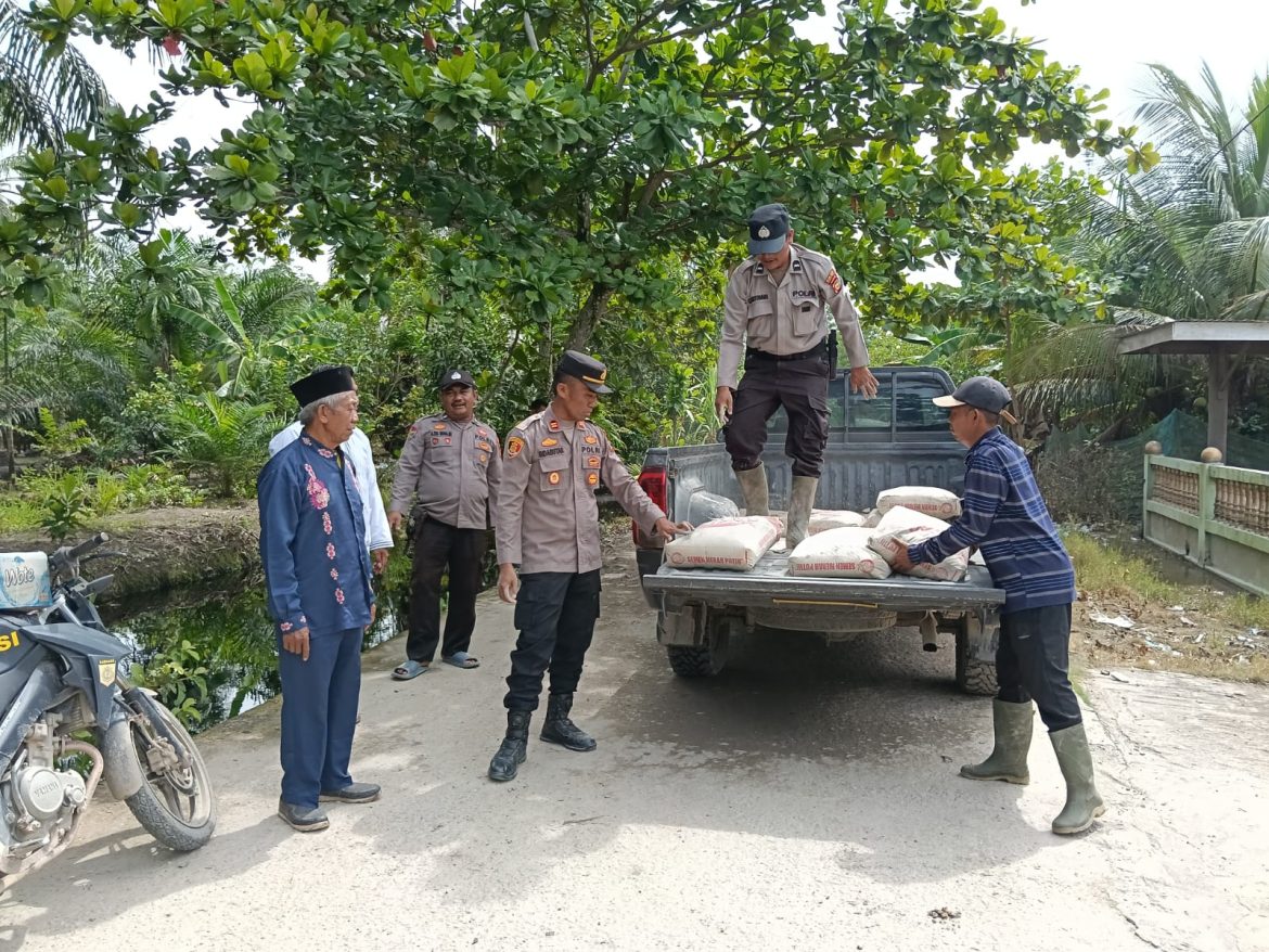 KAPOLSEK KUBU BERIKAN BANTUAN SEMEN UNTUK PEMBANGUNAN RUMAH IBADAH DI WILAYAH HUKUM POLSEK KUBU
