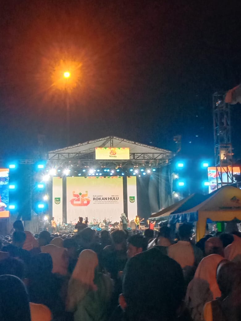 Luar Biasa ,, Belasan Ribu Masyarakat Bersama Anton – Poti Di Pesta Rakyat Puncak HUT Ke 26 Rohul, Dihibur Bend Kotak Dan Rayola, Mardon, Pelaku UMKM