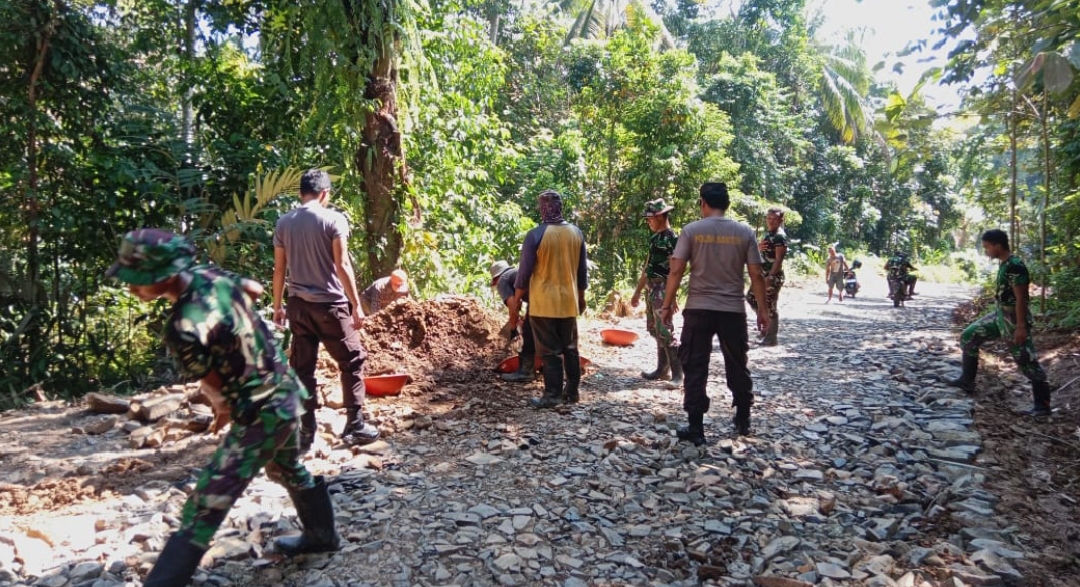 Satgas TMMD ke-126 Lanjutkan Pengerasan Jalan di Desa Cikeuntrung, Progres Capai 98%