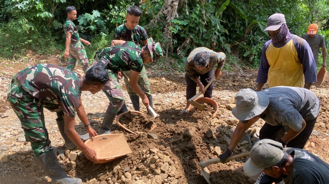 Satgas TMMD ke-126 Kodim 0601/Pandeglang Rampungkan Pengerasan Jalan di Desa Cikeuntrung dengan Progres 100%