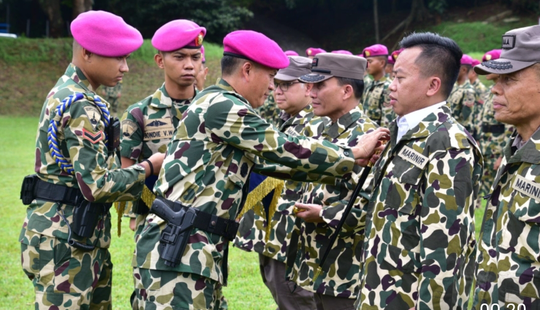 Danpasmar 1 Sematkan Brevet Kehormatan Kaveleri Kepada Pejabat Kejagung RI dan Kemendag RI
