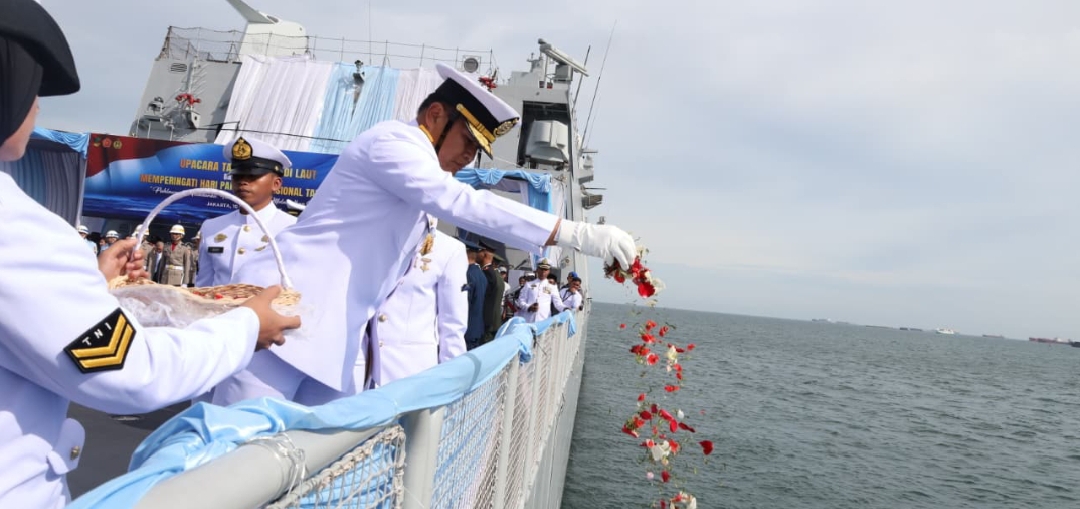 Kasal Pimpin Peringatan Hari Pahlawan Dari Atas KRI Brawijaya-320, di Perairan Teluk Jakarta