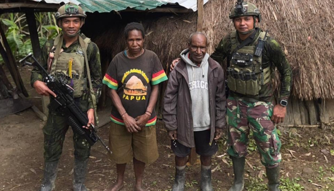 Warga Sambut Haru, Satgas Yonif 700/WYC Terangkan Honai di Nipuralome Bantuan Solar Sel Untuk Bapak Aku Murib