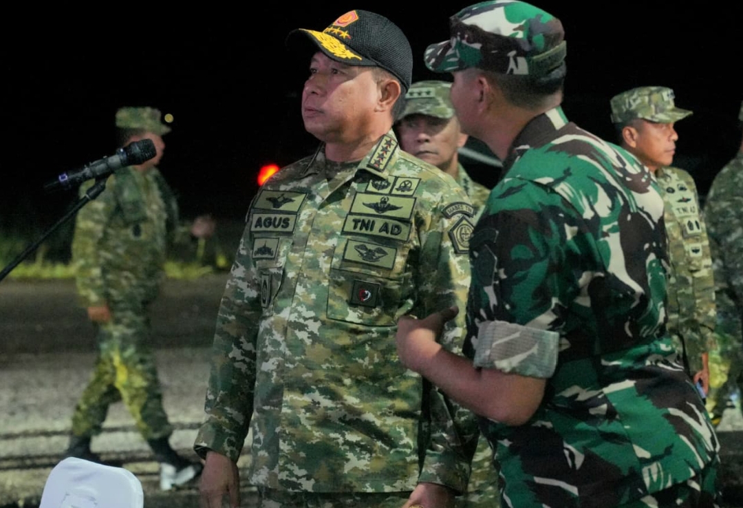 Panglima TNI Tinjau Latihan Terjun Malam di Bangka, Tingkatkan Kesiapsiagaan dan Pengamanan Wilayah