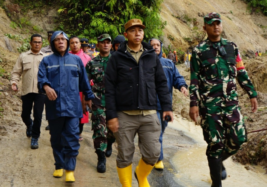 Adiankoting Taput.Bupati Dr.jonius Taripar Parsaoran hutabarat S.Si M.Si Tinjau Bencana Akses Taput