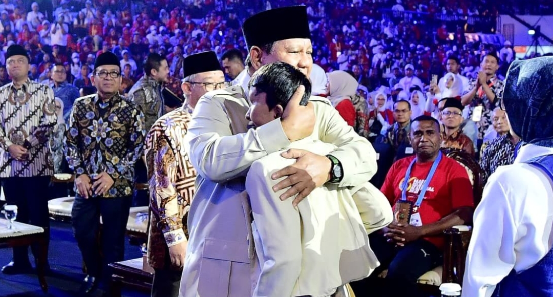 Pelukan Presiden untuk Azzam: Momen Mengharukan di Puncak Hari Guru 2025