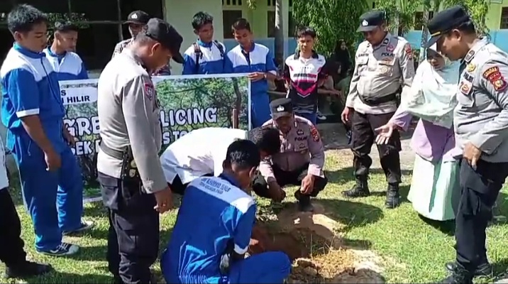 POLSEK PUJUD LAKSANAKAN SOSIALISASI PROGRAM GREEN POLICING DAN PENANAMAN BIBIT POHON DI SMK MUHAMMADIYAH SEI TAPAH