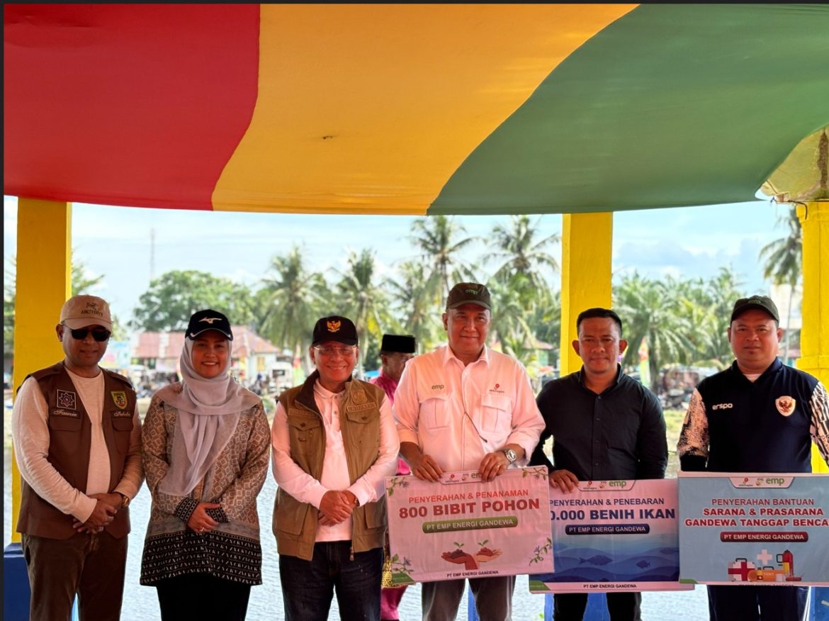 PT.EMP energi gandewa menyerahkan bantuan sarana dan prasarana tanggap bencana, 20.000 benih ikan, serta 800 bibit pohon kepada Pemerintah Kepenghuluan Rantau Bais.
