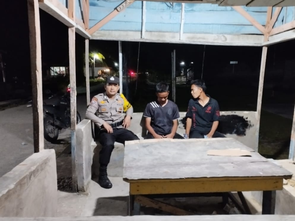 GIAT PATROLI MALAM DAN SOSIALISASI AKTIFKAN KEMBALI PAM SWAKARSA DI WILKUM POLSEK RANTAU KOPAR
