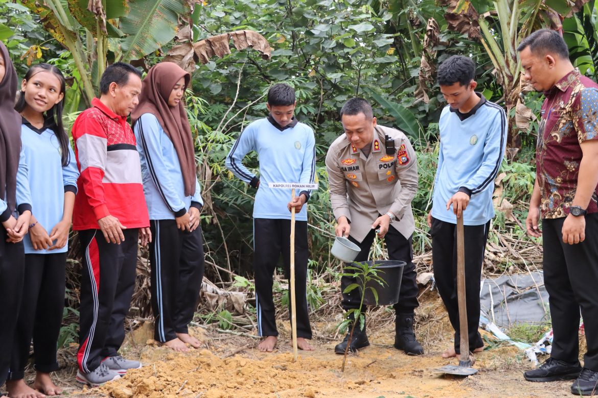 KAPOLRES ROKAN HILIR SOSIALISASIKAN PROGRAM GREEN POLICING DAN TANAM POHON DI SMA NEGERI 1 TANAH PUTIH