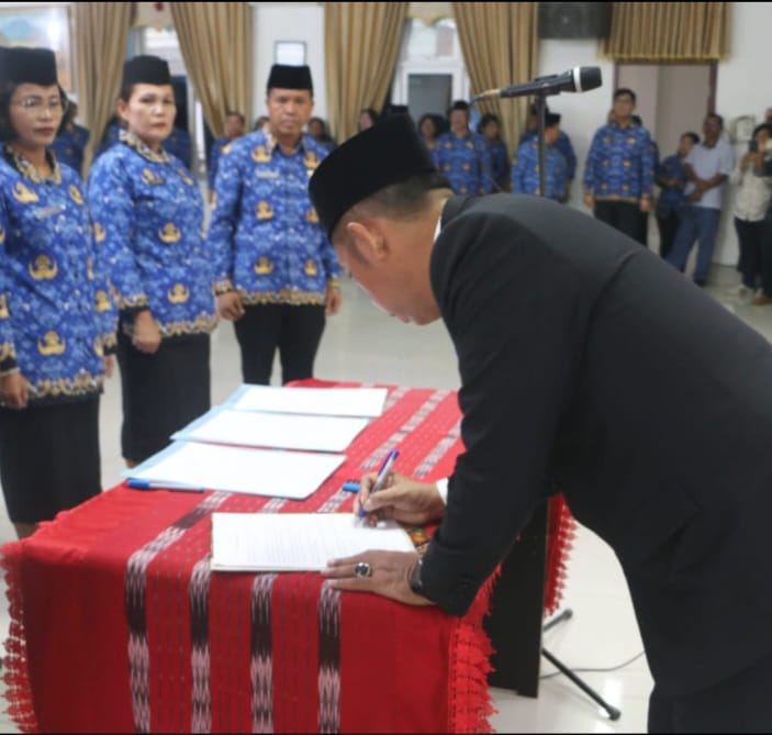 Lantik 44 Kepala Sekolah dan Direktur PDAM Mual Natio, Bupati Taput Sarankan Supaya Berkualitas
