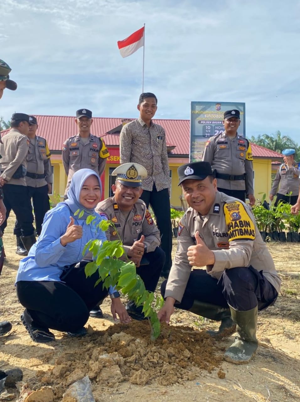 POLSEK BAGAN SINEMBAH SUKSES GELAR PENANAMAN 21000 POHON, DUKUNG PROGRAM KAPOLDA RIAU HIJAUKAN LINGKUNGAN   