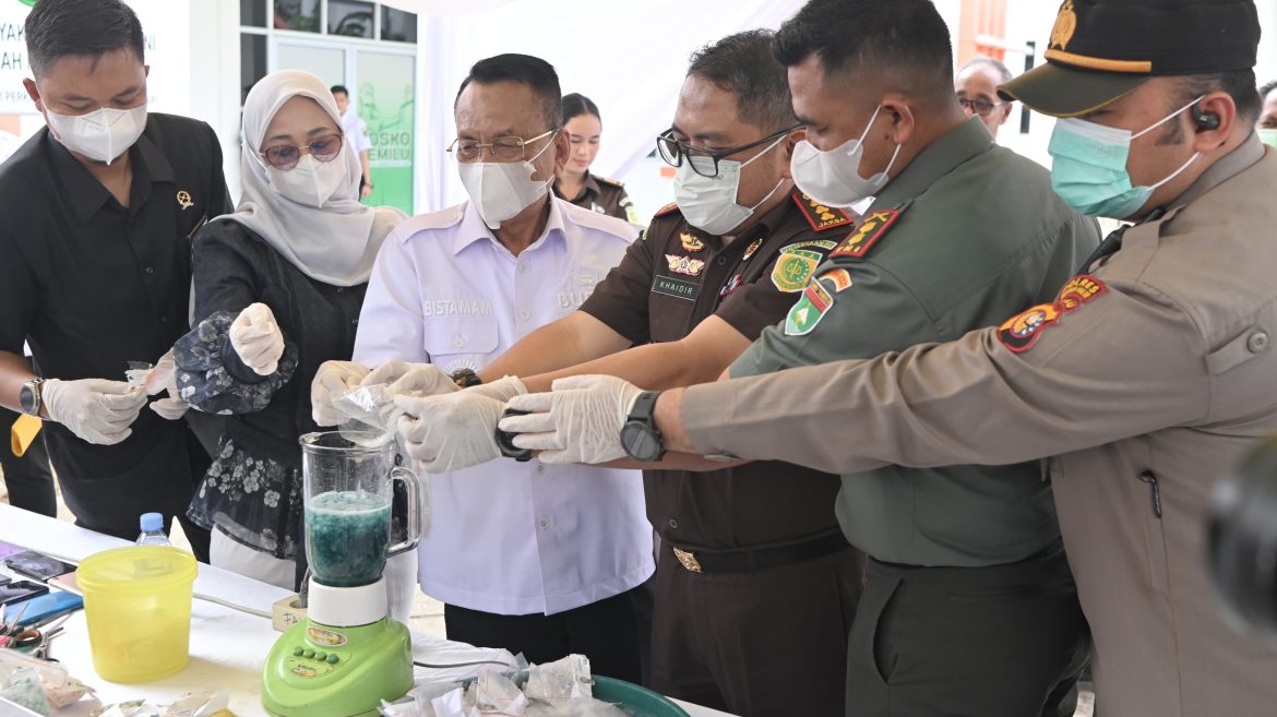 *Ponsel Dihantam Martil, Ganja Dibakar, Ekstacy Dilebur, Begini Suasana Pemusnahan BB di Rohil*