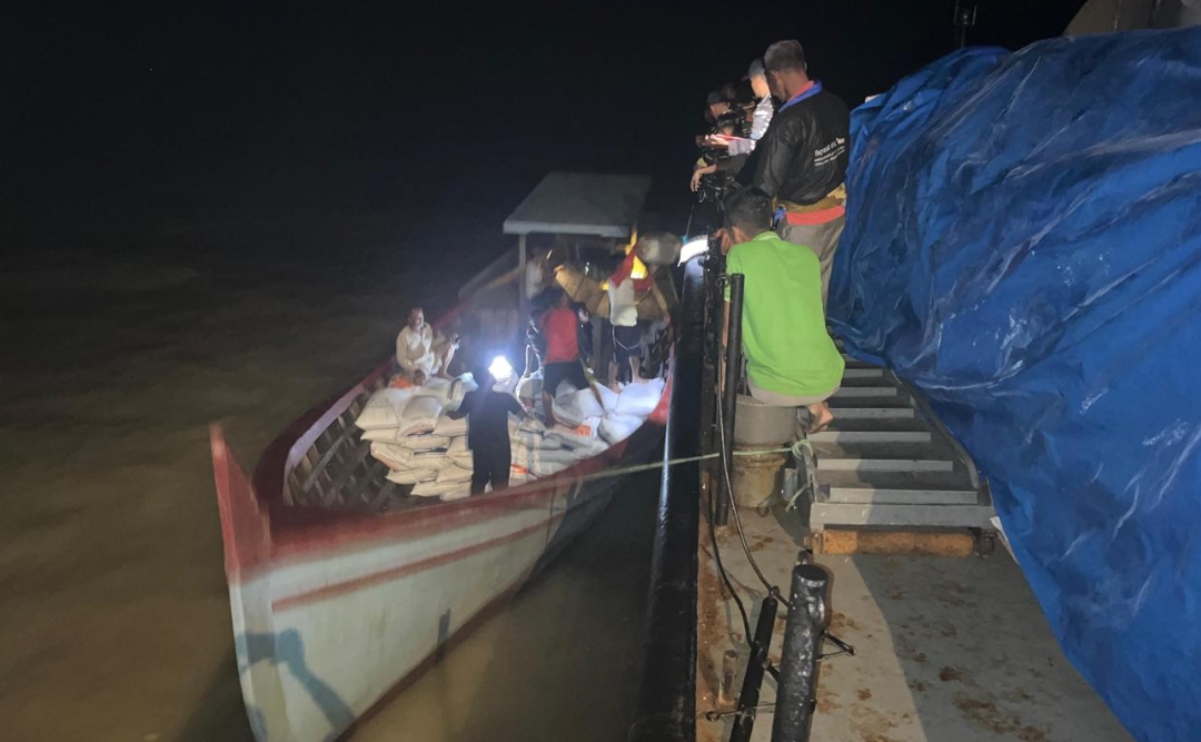 Tiba di Aceh, KRI SSA-378 TNI AL Debarkasi Bantuan Bagi Masyarakat Terdampak Bencana