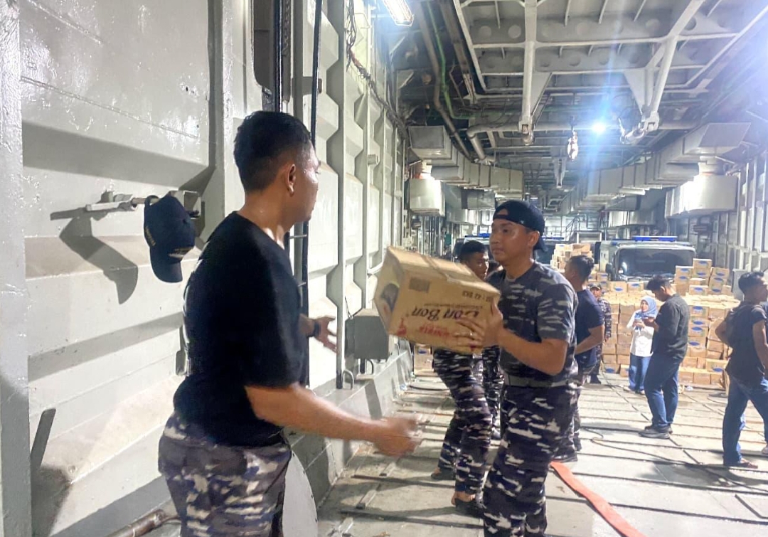 Percepat Distribusi Bantuan, KRI Teluk Gilimanuk-531 Tiba di Aceh Laksanakan Debarkasi Untuk Korban Bencana Alam
