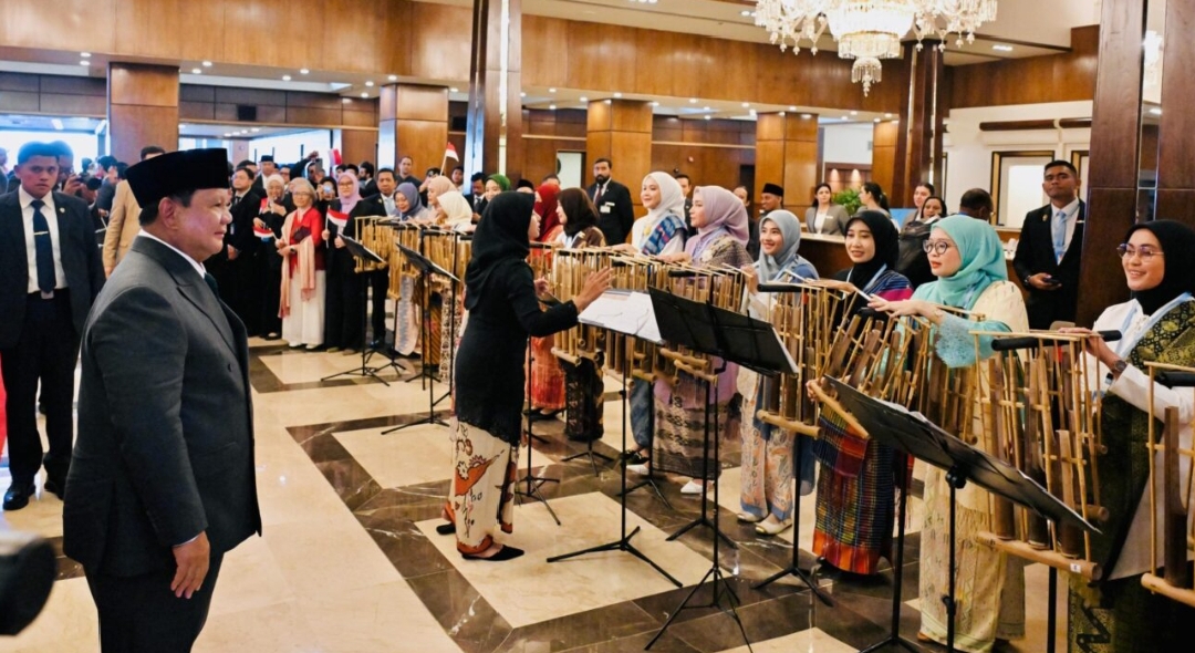 Alunan Angklung WNI Sambut Hangat Kedatangan Presiden Prabowo di Islamabad