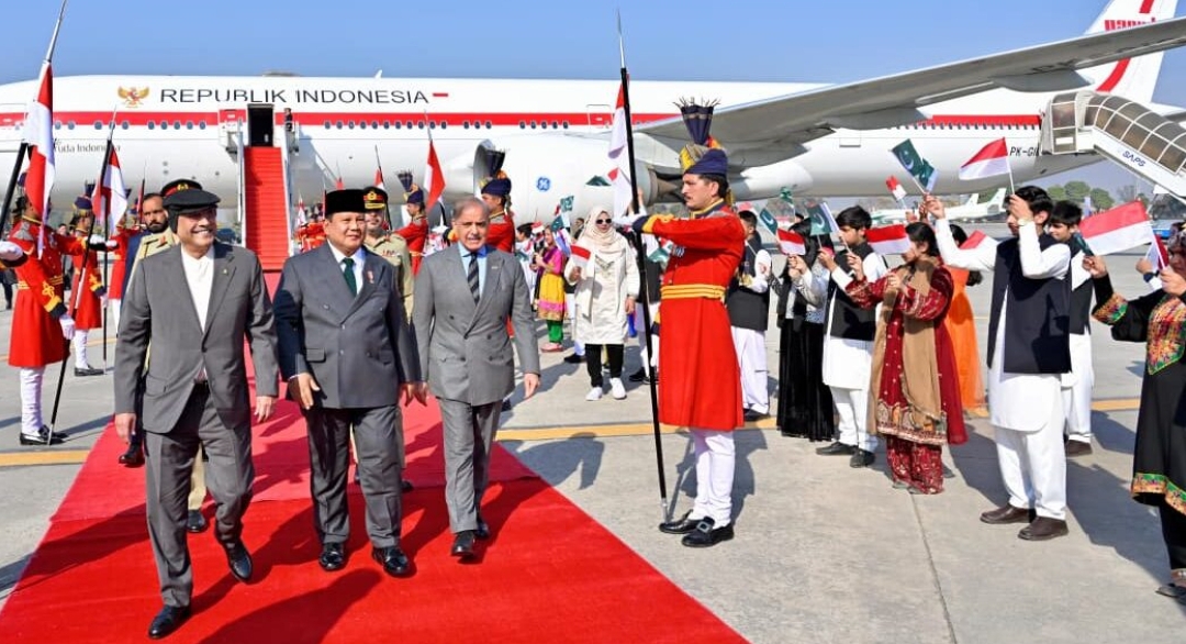 Perdana Menteri dan Presiden Pakistan Jemput Langsung Presiden Prabowo di Bandara Islamabad