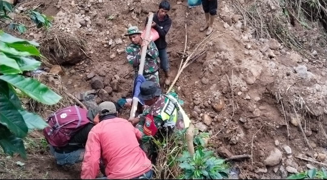 *Evakuasi Pasangan Lansia, Satgas Penanggulangan Bencana Alam Terobos Wilayah Terisolir*