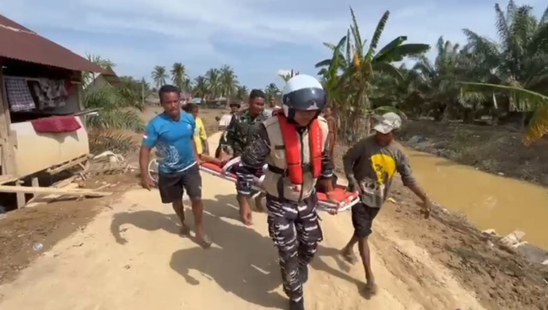 Kadispenal: TNI AL Telah Evakuasi Anak 9 Tahun Yang Alami Patah Kaki dan Lansia Penyintas Stroke Menggunakan Heli