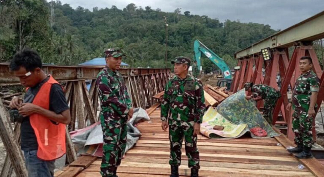 Dandim 0212/Tapsel Dampingi Danrem 023/KS Tinjau Percepatan Pembangunan Jembatan Bailey