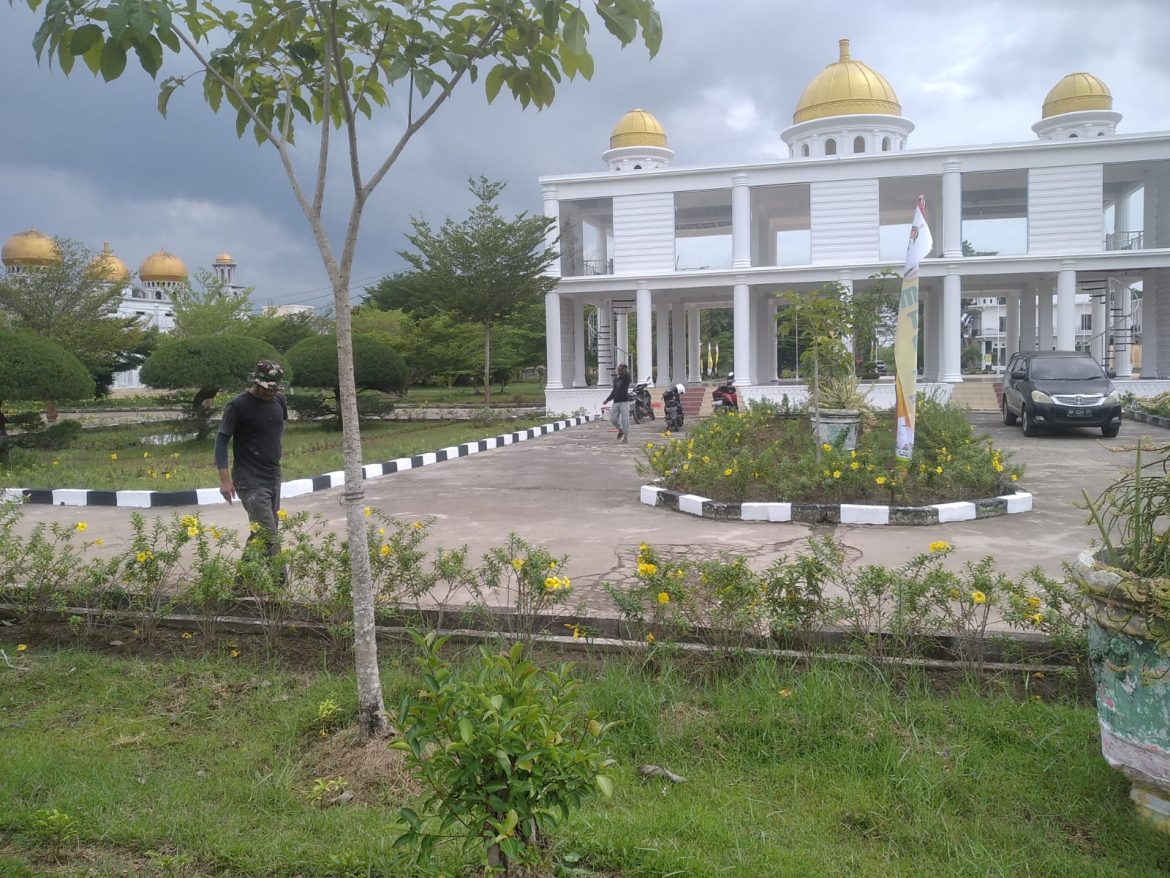 Meriahkan MTQ Ke 20 Tahun 2025, DLH Rohil Lakukan Berbagai Kegiatan, Mulai Pembersihan, Pengecatan Kanstin Hingga Lampu Hias