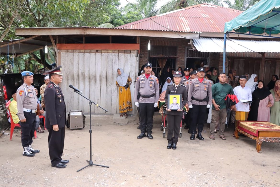 Polres Rokan Hilir Gelar Upacara Persada Pemakaman Almarhum BRIPKA Fuad Kadir Munsi Ritonga, S.H., M.H.