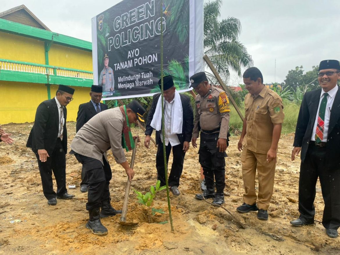 Kapolsek Bagan Sinembah Sosialisasikan Program Green Policing dan Laksanakan Penanaman Pohon di Ponpes Al-Majidiyah