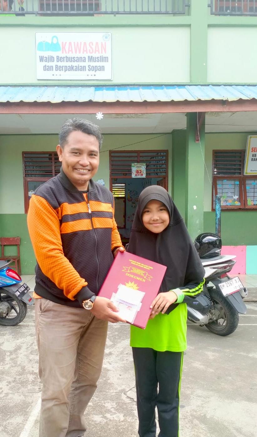 *Kehadiran Ayah Saat Mengambil Rapor adalah Fondasi Keluarga Kuat*