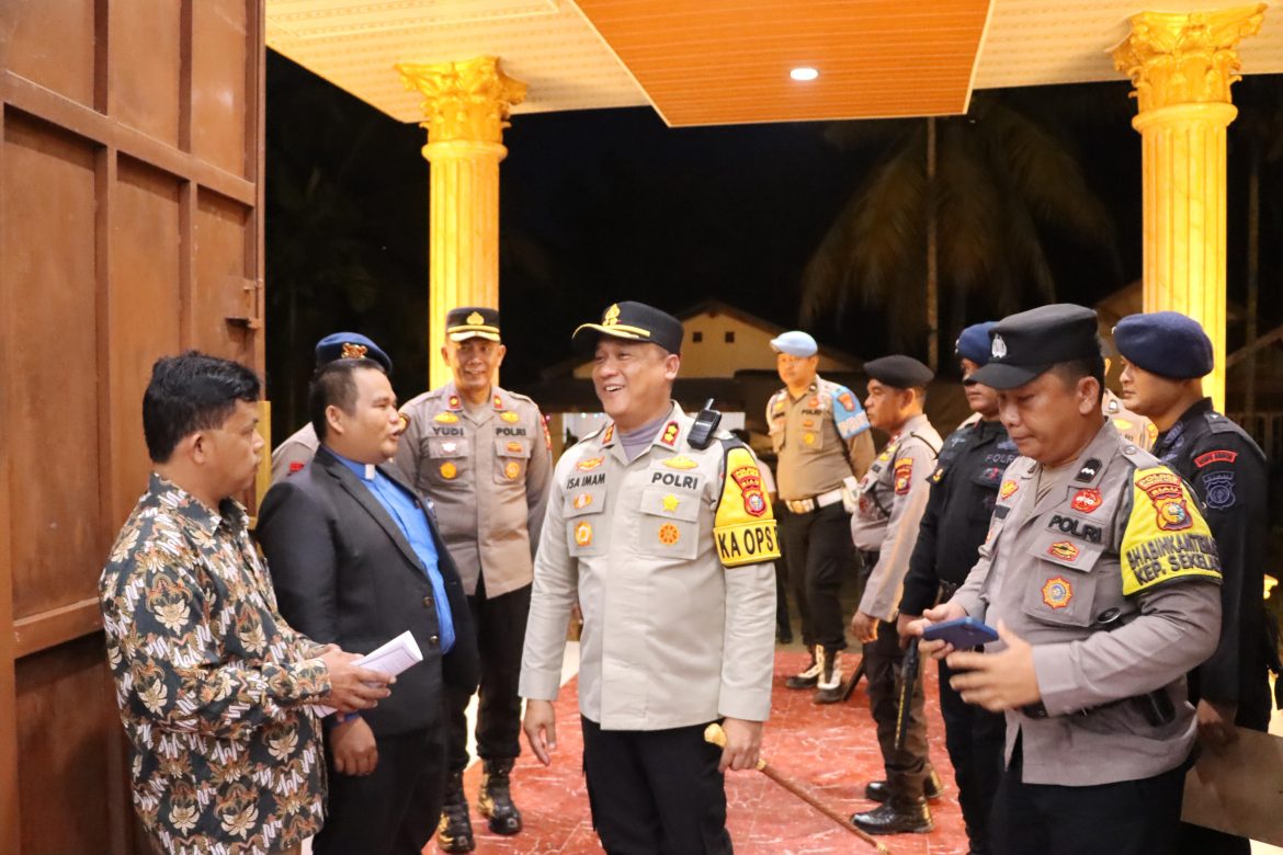 Kapolres Rohil Kunjungi dan Pastikan Keamanan Gereja Besar Saat Ibadah Natal, Ops Lilin 2025 Berjalan Kondusif