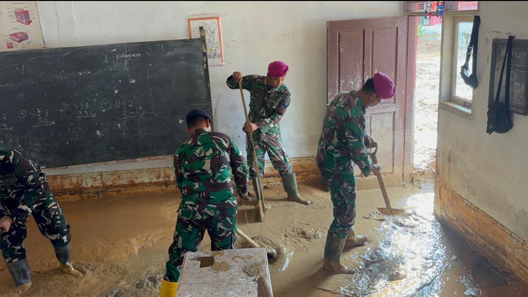 Bahu Membahu Pulihkan Sekolah, Prajurit TNI AL Bersihkan Lumpur di Tukka Tapanuli Tengah 