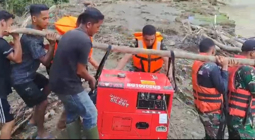 *Tempuh Medan Sulit Tiga Hari, TNI dan PLN Distribusikan Genset ke Desa Terpencil Sikundo*