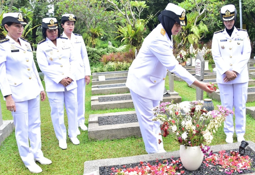 Kenang Jasa Para Pahlawan Pada HUT Ke-63, Korps Wanita TNI Angkatan Laut Ziarah Ke TMPNU Kalibata