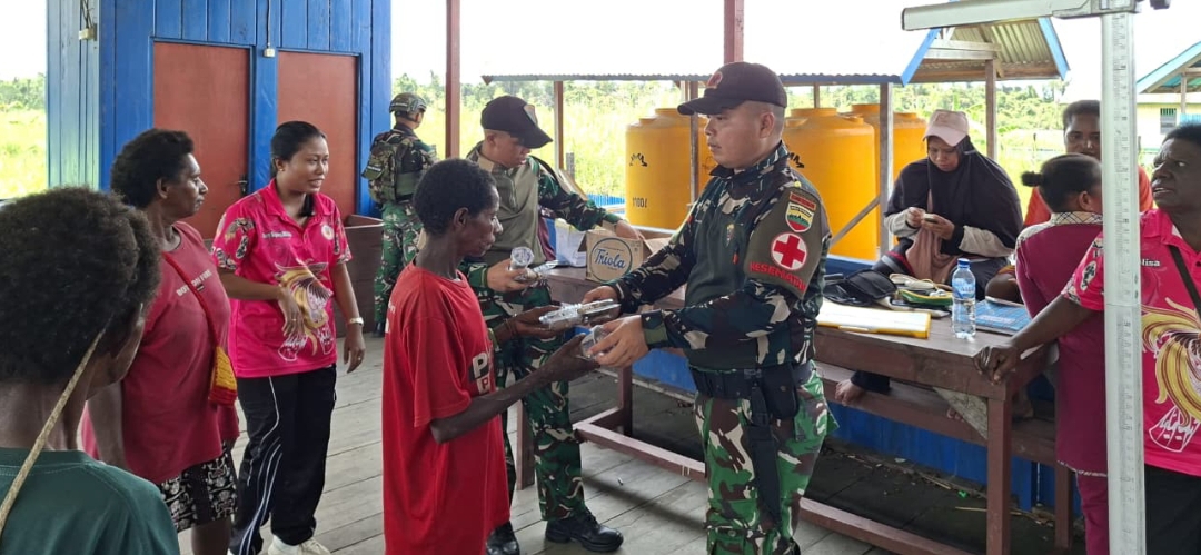 Sinergi TNI dan Tenaga Medis, Pos Suator Gelar Posyandu dan Bagikan Kelambu untuk Warga Asmat