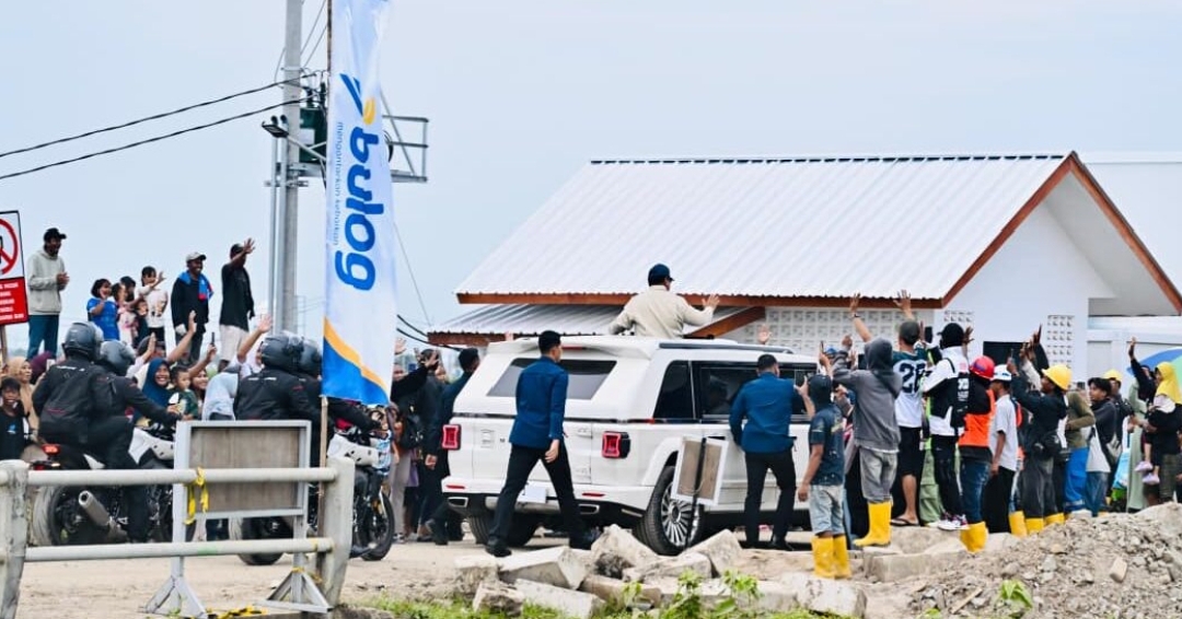 Presiden Prabowo Tiba di Karawang, Disambut Antusias Warga Jelang Panen Raya dan Pengumuman Swasembada Pangan Nasional 2025
