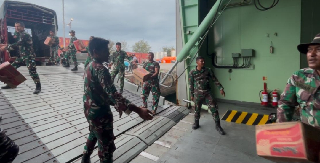 Pulihkan Bencana Alam Sumatra, KRI Banda Aceh-593 Debarkasi Meterial Alat Berat dan Bahan Kontak di Lhokseumawe