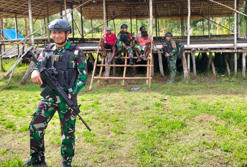 Satgas Pamtas Kewilayahan Yonif 410 Alugoro Laksanakan Komsos di Kampung Sanguwar