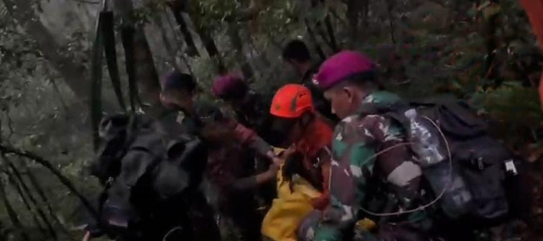 Gerak Cepat, Prajurit TNI AL dan Tim SAR Gabungan Berhasil Evakuasi Korban Kecelakaan Pesawat ATR 42-500