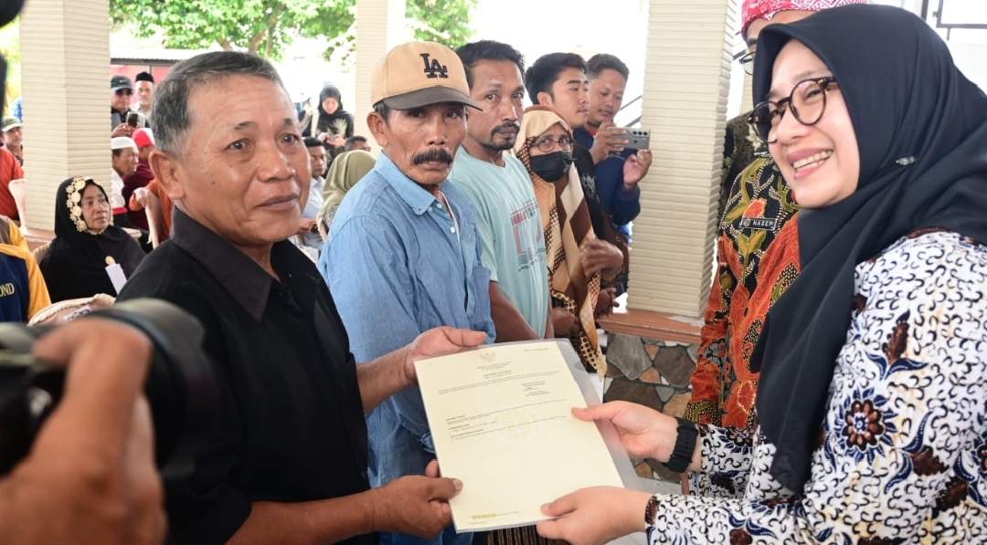 Berikan Kepastian Hukum, Bupati Ipuk Serahkan 186 Sertifikat Tanah Lintas Sektor untuk Nelayan Muncar