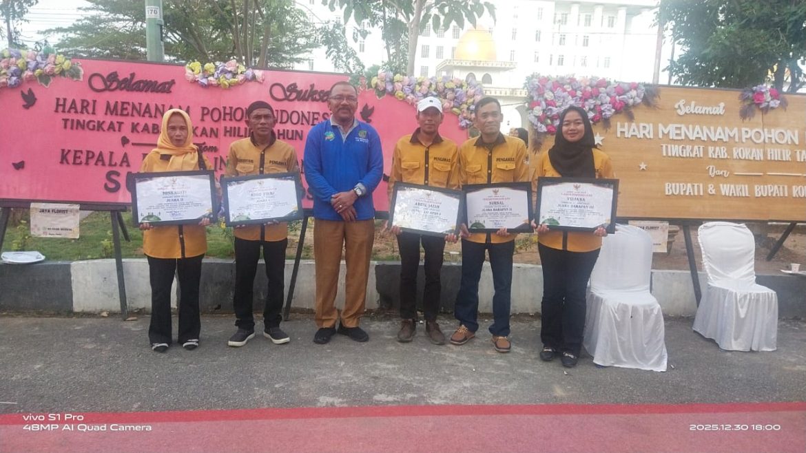 Bupati Rohil didampingi Kadis DLH Rohil Buka Secara Langsung Peringatan Hari Menanam Pohon Dan Pencanangan Gerakan Rohil Menanam   