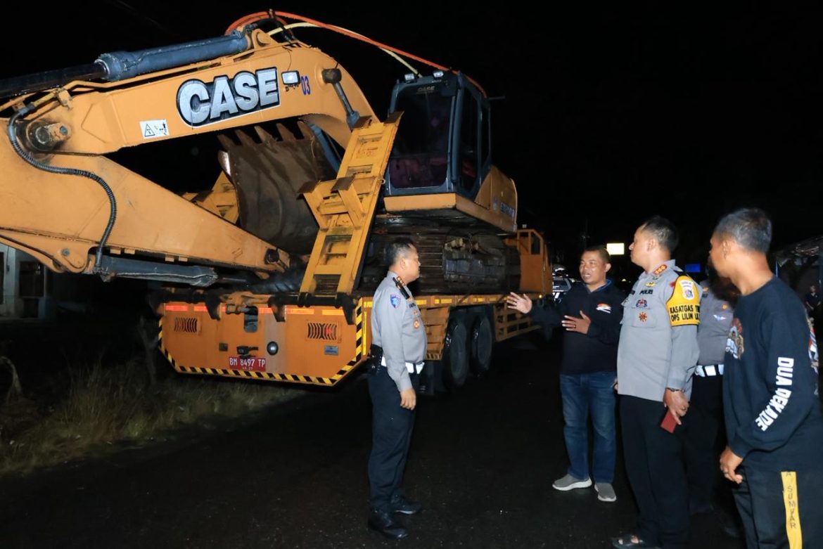 Polda Riau Kembali Kirim 3 Alat Berat Bantu Pemulihan Pasca Bencana Agam