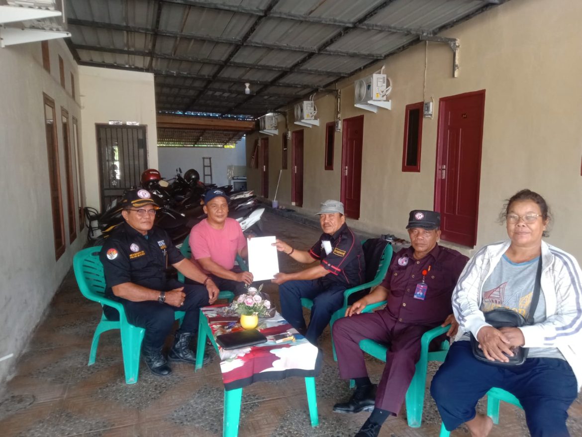 Janangkok Lumban raja keberatan ukuran tanah nya berkurang 4 meter, menghimbau RT 04 Nasir agar dapat mencari solusi penyelesaiannya 