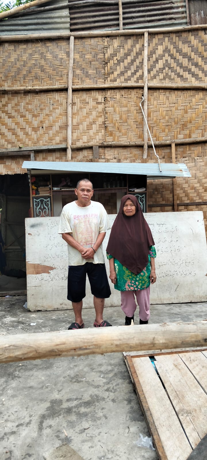 Tinggal di Gubuk, Beraslakan Tanah, Berdinding Rumbia, Pak Arifin di Banjar XII Tanah Putih Butuh Perhatian Pemerintah Setempat