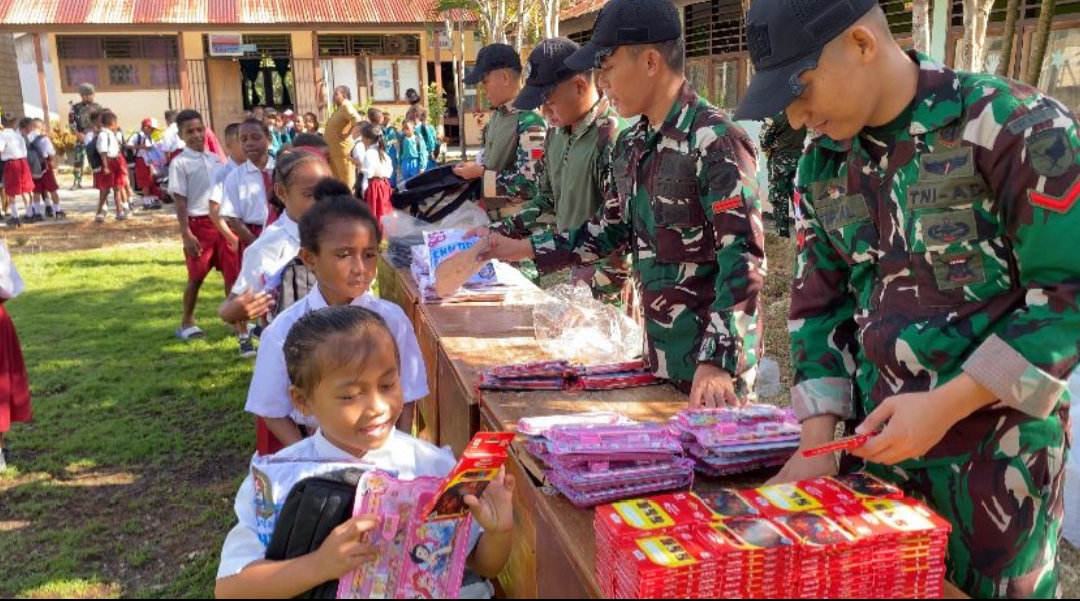 *Bentuk Kepedulian Terhadap Pelajar, Satgas Yonif 643/Wns Bagikan Seragam Sekolah, Tas, ATK dan Pensil Warna*