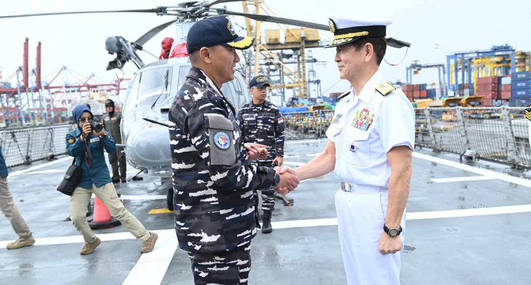 Pemimpin Angkatan Laut Jepang Kunjungi Kapal Perang TNI AL