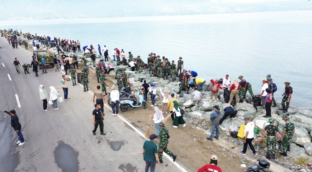Melalui Karya Bhakti TNI, Kodam XXIII/Palaka Wira Tingkatkan Kepedulian Lingkungan di Pesisir Pantai dan Pasar Tradisional