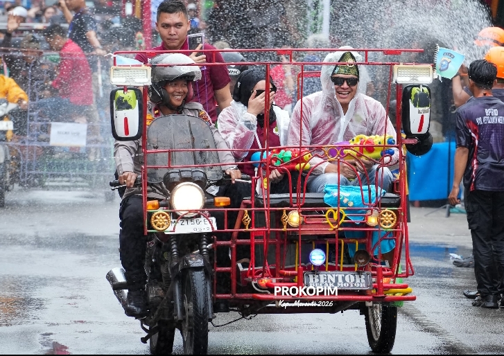 Festival Perang Air Dimulai, Dibuka Bupati Asmar Dilepas Oleh Kapolda Riau